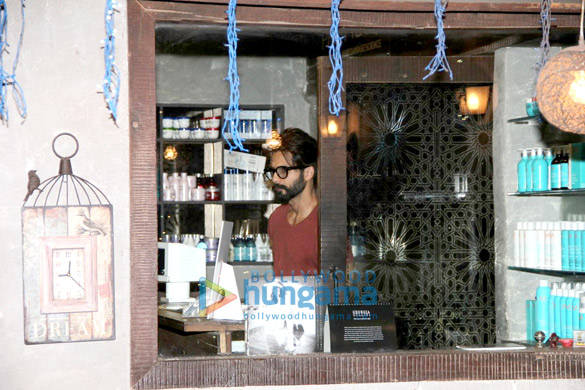 shahid kapoor snapped post salon session at hakim aalims 3