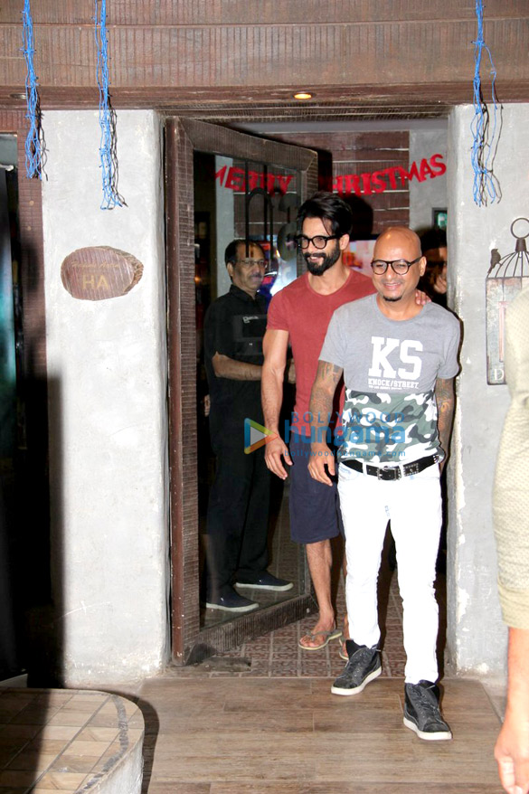 shahid kapoor snapped post salon session at hakim aalims 5