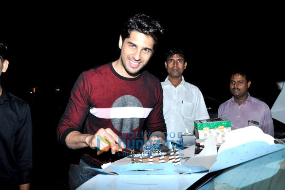 Sidharth Malhotra celebrates his birthday with his fans Sidharth Malhotra celebrates his birthday with his fans
