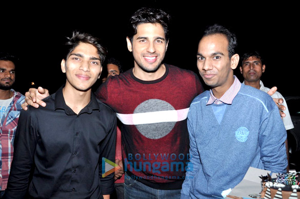 sidharth malhotra celebrates his birthday with fans 2