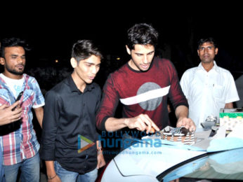 Sidharth Malhotra celebrates his birthday with fans