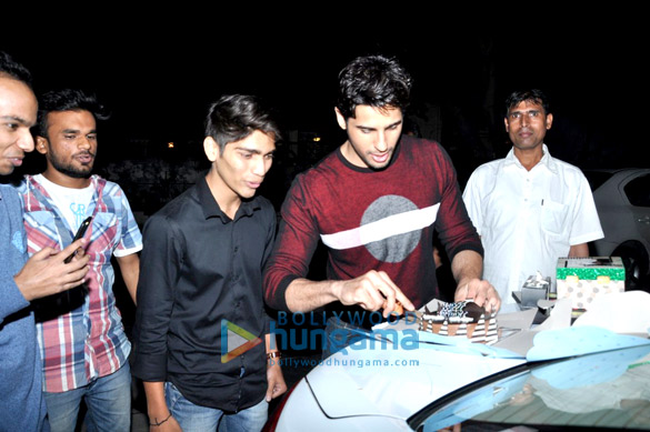 sidharth malhotra celebrates his birthday with fans 3