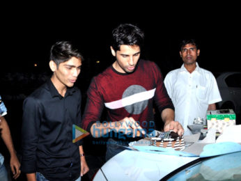 Sidharth Malhotra celebrates his birthday with fans