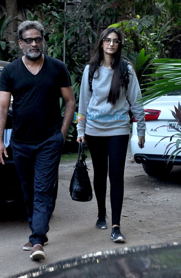 sonam kapoor snapped with r balki in bandra 2