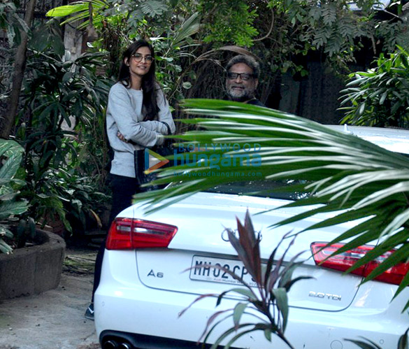 sonam kapoor snapped with r balki in bandra 5