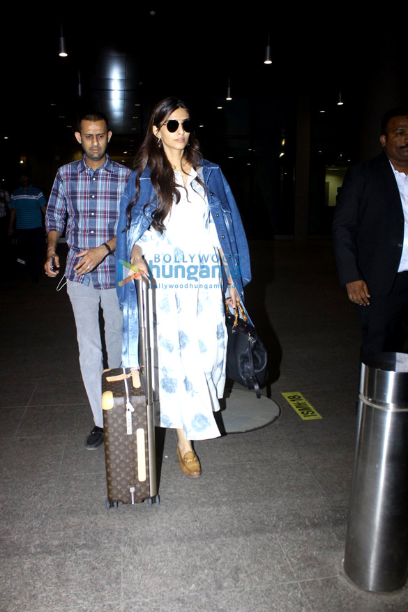 sonam snapped at the airport 3