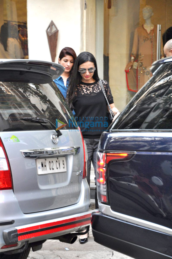 twinkle khanna and anu diwan snapped in bandra 5