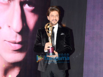 Rekha presents Shah Rukh Khan with the 4th Yash Chopra Memorial award