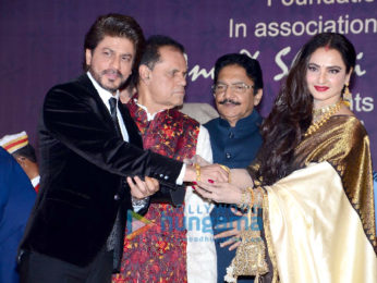 Rekha presents Shah Rukh Khan with the 4th Yash Chopra Memorial award
