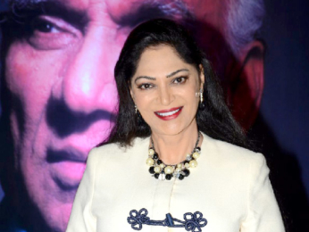 Rekha presents Shah Rukh Khan with the 4th Yash Chopra Memorial award