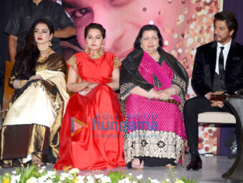 Rekha presents Shah Rukh Khan with the 4th Yash Chopra Memorial award