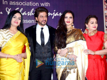 Rekha presents Shah Rukh Khan with the 4th Yash Chopra Memorial award