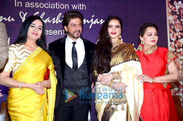 Rekha presents Shah Rukh Khan with the 4th Yash Chopra Memorial award Rekha presents Shah Rukh Khan with the 4th Yash Chopra Memorial award