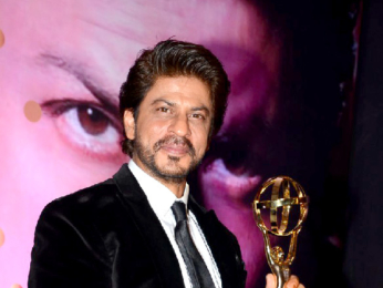 Rekha presents Shah Rukh Khan with the 4th Yash Chopra Memorial award