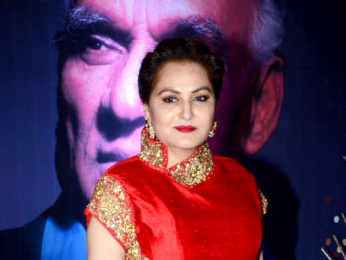 Rekha presents Shah Rukh Khan with the 4th Yash Chopra Memorial award