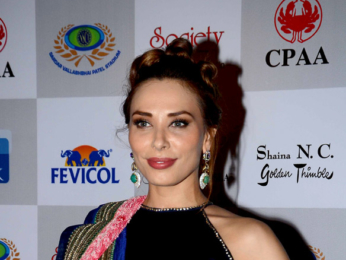 Amitabh Bachchan, Varun Dhawan, Alia Bhatt & Sonali Bendre grace Abu Jani & Sandeep Khosla's fashion show for CPAA