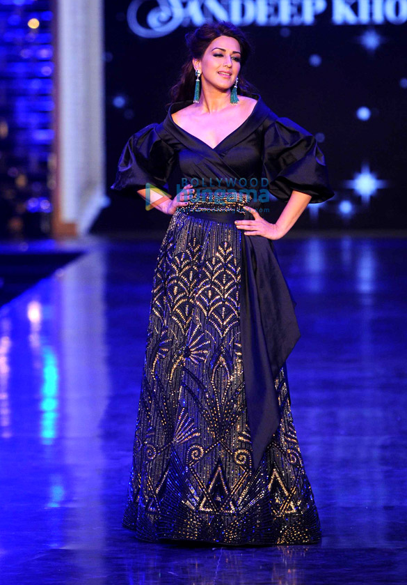 amitabh bachchan varun dhawan alia bhatt sonali bendre grace abu jani sandeep khoslas fashion show for cpaa 4