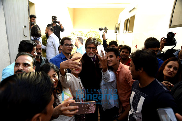 amitabh gets selfie mobbed post an ad shoot 1