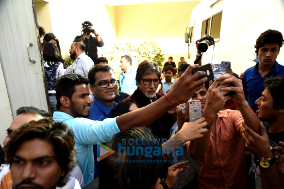 amitabh gets selfie mobbed post an ad shoot 2