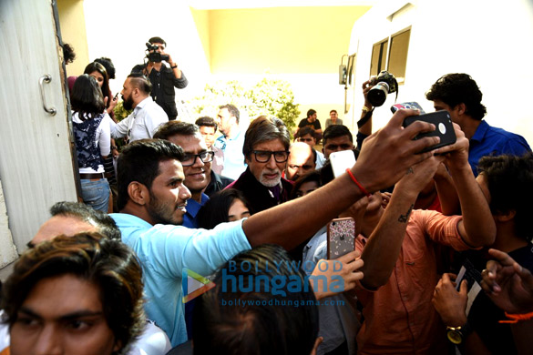 amitabh gets selfie mobbed post an ad shoot 3