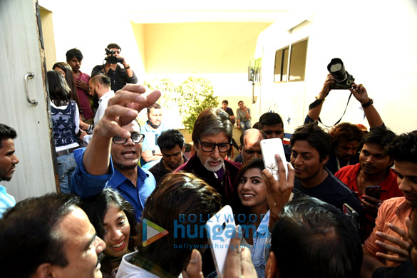 amitabh gets selfie mobbed post an ad shoot 6