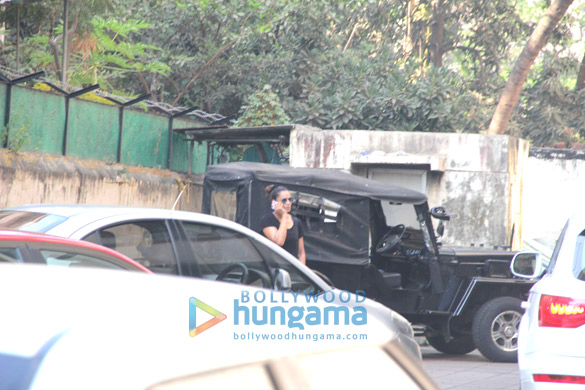 bipasha basu snapped at her gym in bandra 1
