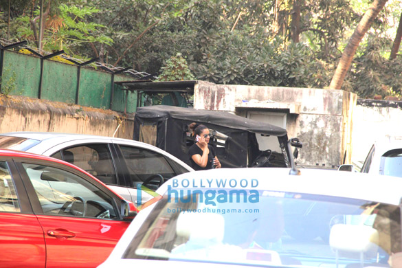 bipasha basu snapped at her gym in bandra 2