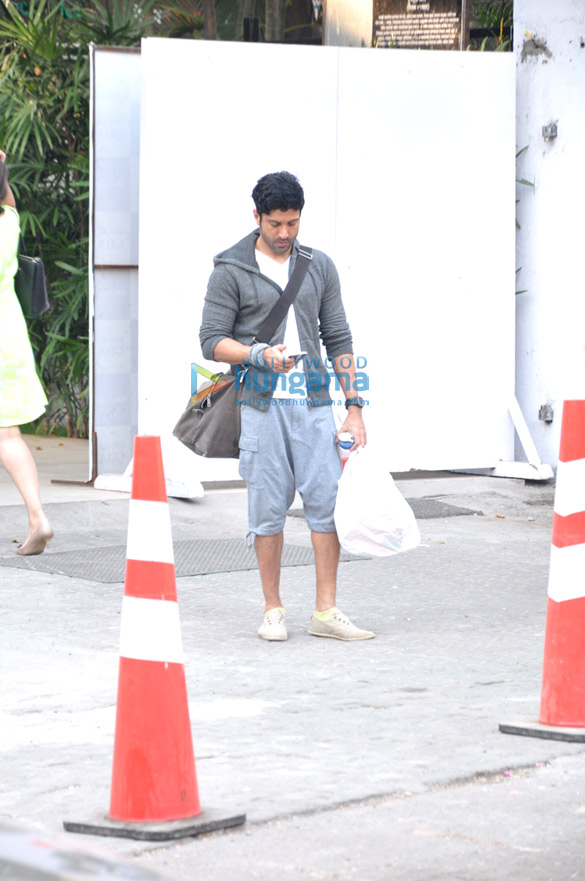 farhan akhtar snapped in bandra 4 2