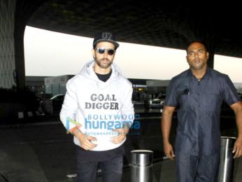 Hrithik Roshan & Yami Gautam snapped at the airport