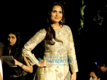 Kareena Kapoor Khan, Sushmita Sen, Tabu, Disha Patani walk the ramp at Lakme Fashion Week 2017 - Day 5