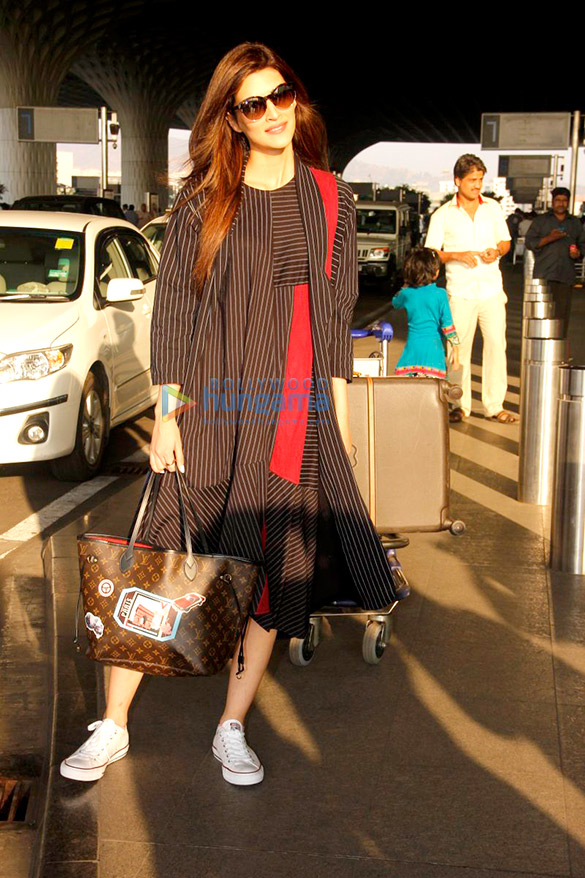 kriti sanon arbaaz khan adnan sami snapped at the airport 4