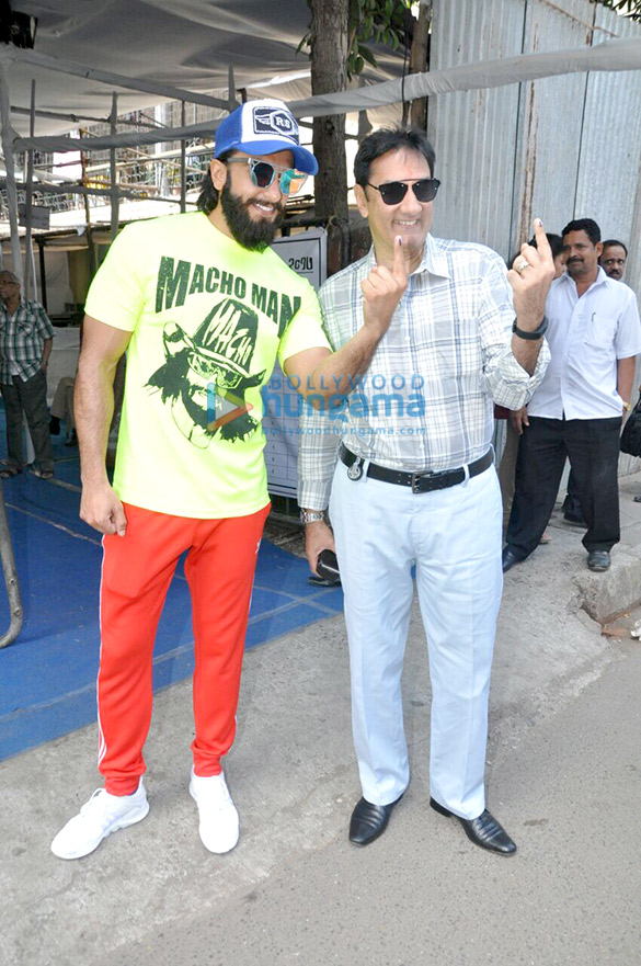 ranveer singh casts his vote with his father for the bmc elections in bandra 3