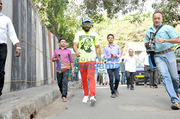ranveer singh casts his vote with his father for the bmc elections in bandra 5