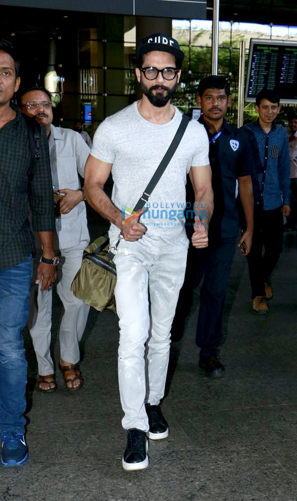 saif ali khan varun dhawan shahid kapoor kangna ranaut jahnvi kapoor snapped at the airport 7