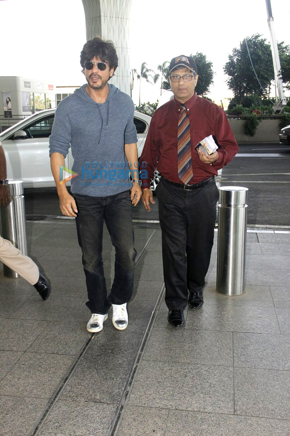 Shah Rukh Khan & Vidhu Vinod Chopra depart for Ajay Bijli’s 50th birthday bash in Dubai Shah Rukh Khan & Vidhu Vinod Chopra depart for Ajay Bijli’s 50th birthday bash in Dubai