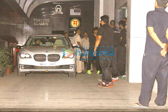 shah rukh khan snapped post a gym visit in bandra 2