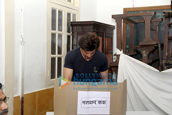 shah rukh khan spotted at the voting booth in bandra 3