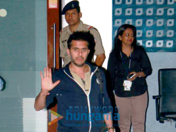 Shah Rukh Khan arrives with AbRam from 'Raees' promotions in Ahmedabad