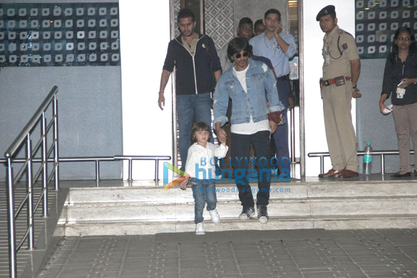shah rukh arrives with abram from raees promotions 5