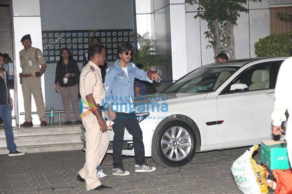 shah rukh arrives with abram from raees promotions 7