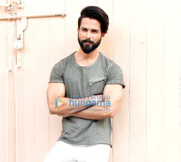 shahid kapoor and kangna ranaut meet access life ngo kids while promoting their film rangoon 3