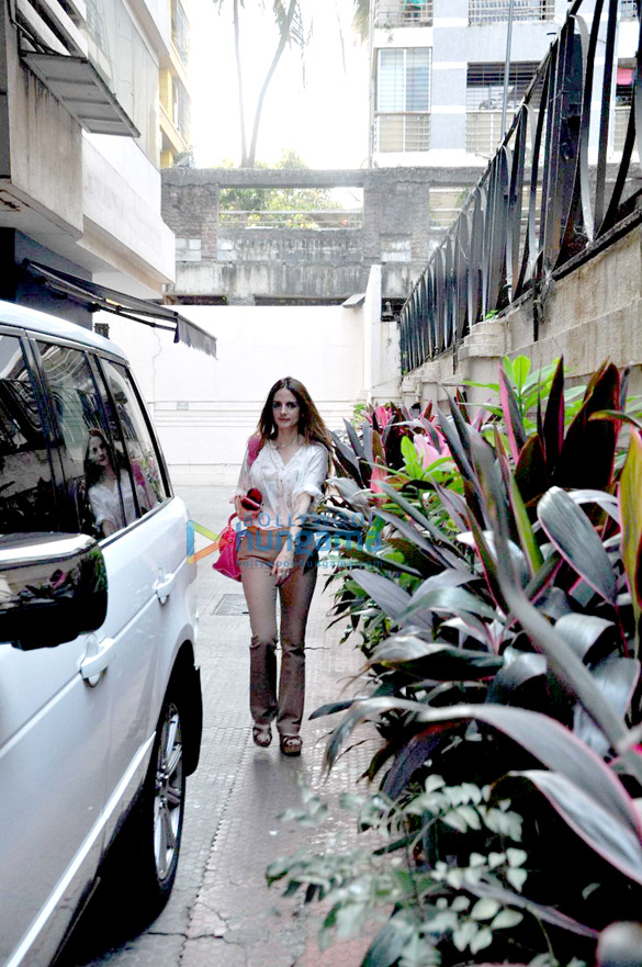 sussanne roshan snapped in bandra 2