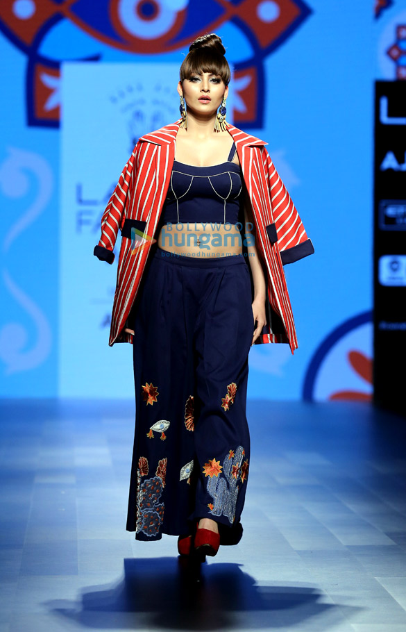 urvashi rautela walks the ramp at lakme fashion week 2017 2