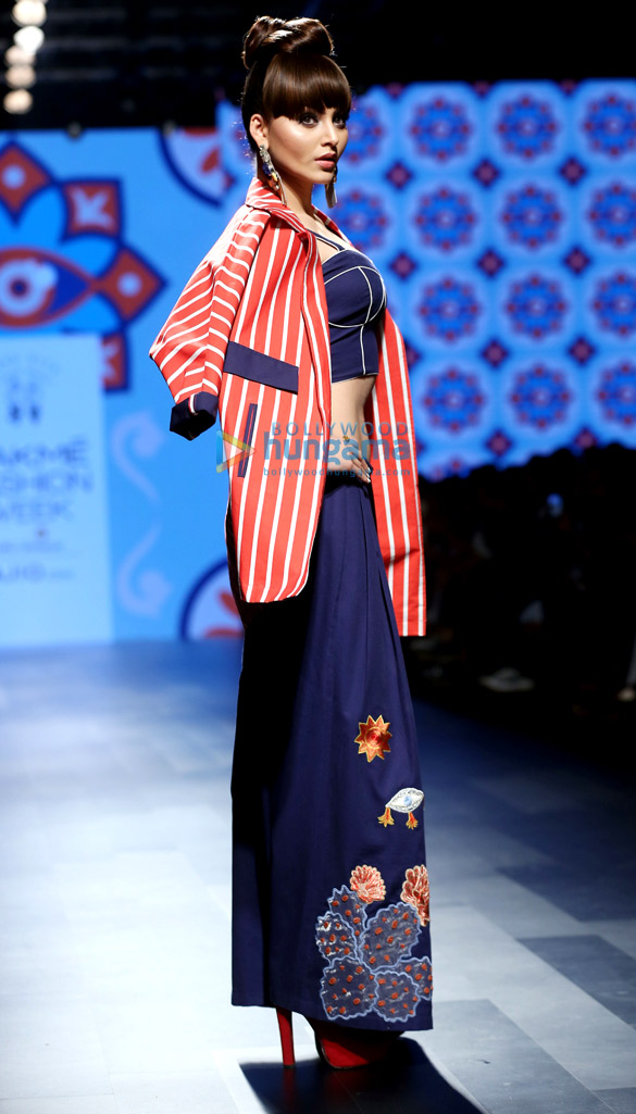 urvashi rautela walks the ramp at lakme fashion week 2017 6