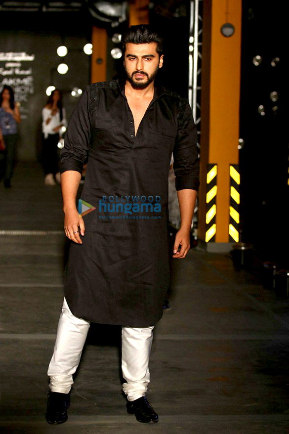 varun dhawan arjun kapoor sonakshi sinha walk the ramp for kunal rawals show at the lakme fashion week 2017 2