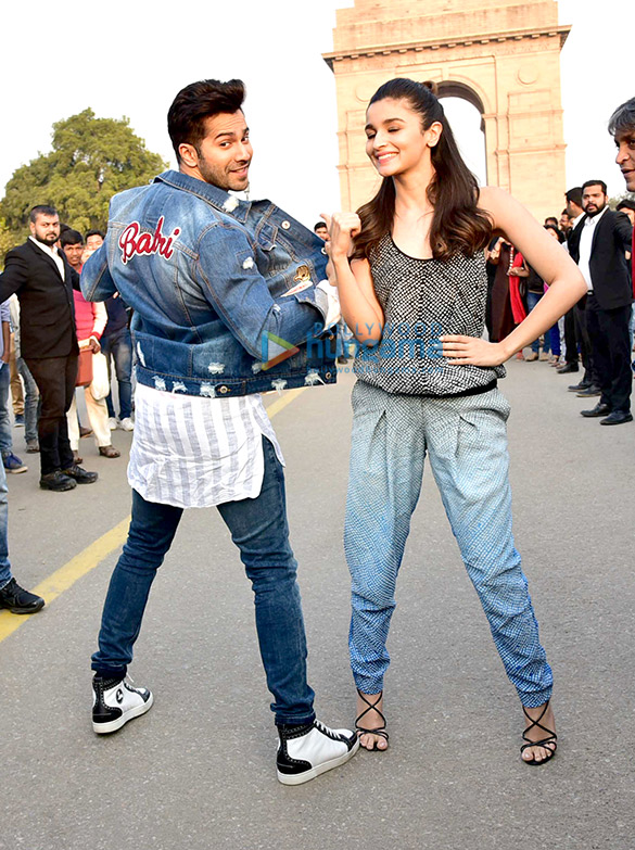 varun dhawan and alia bhatt promote their film badrinath ki dulhania at india gate delhi 1
