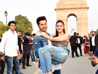 Varun Dhawan and Alia Bhatt promote their film ‘Badrinath Ki Dulhania’ at India Gate, Delhi Varun Dhawan and Alia Bhatt promote their film ‘Badrinath Ki Dulhania’ at India Gate, Delhi