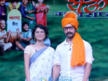 Aamir Khan & Kiran Rao promote Paani Foundation on the sets of Chal Hawa Yeu Dya