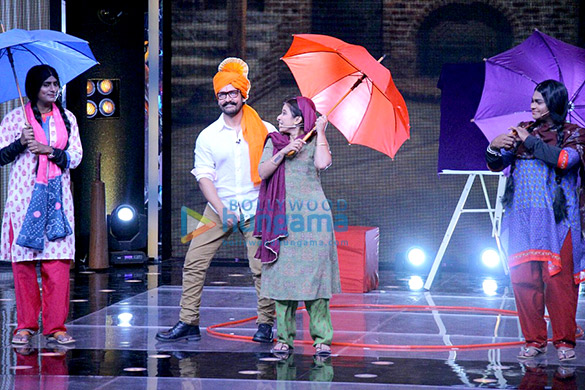 aamir khan kiran rao promote paani foundation on the sets of chal hawa yeu dya 2