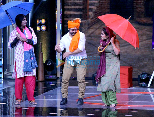 aamir khan kiran rao promote paani foundation on the sets of chal hawa yeu dya 4